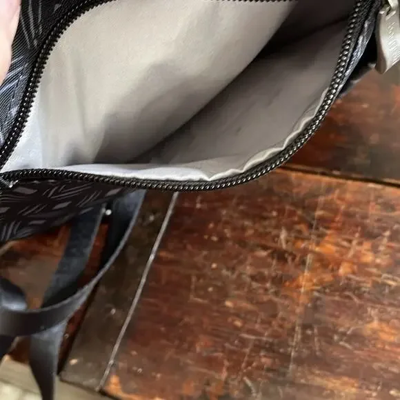 Baggallini Black Print Everywhere Crossbody Bag W/Pouch 9"x9"x2.5" - Picture 6 of 7